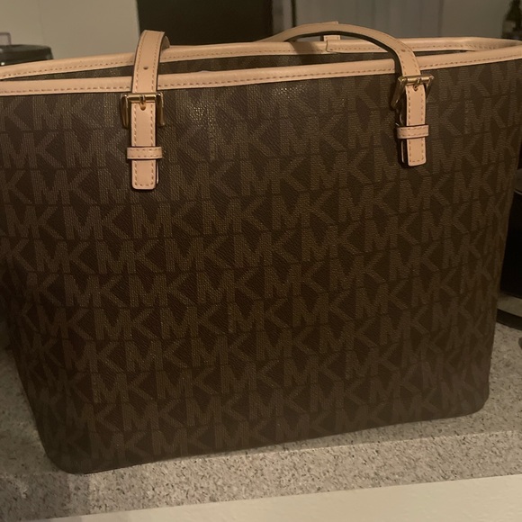 ❌SOLD❌Michael Kors Jet Set Travel Top Zip Signature
Tote Brown. & Wallet - Picture 12 of 13